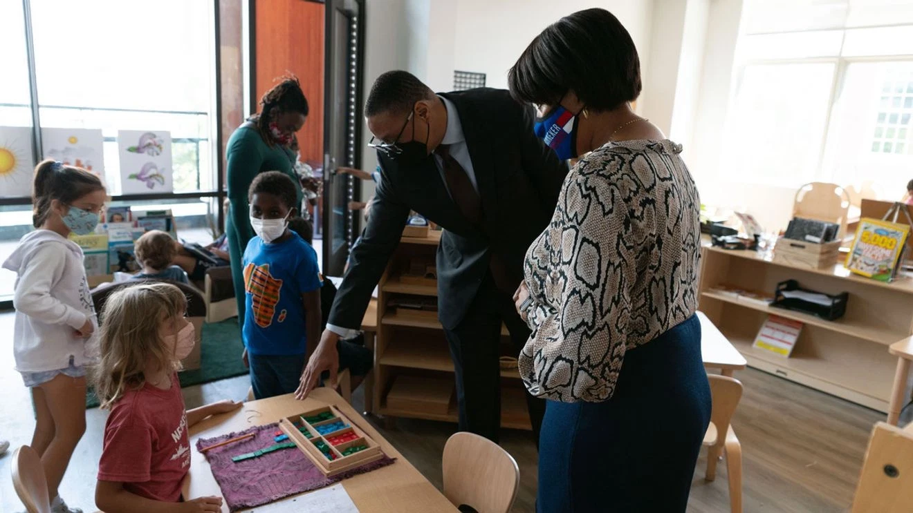 Mayor Muriel Bowser visits a DC classroom. (Credit: Mayor Bowser/Twitter)