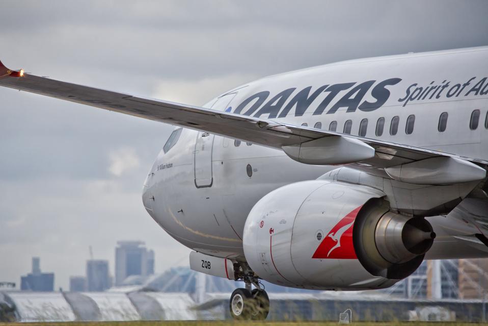 QANTAS 737 taxiing into Sydney