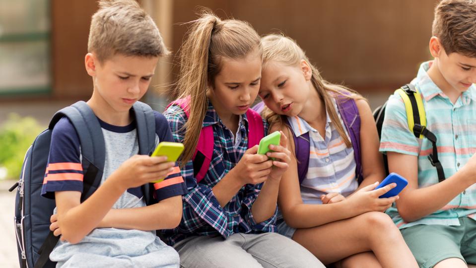 elementary school students with smartphones