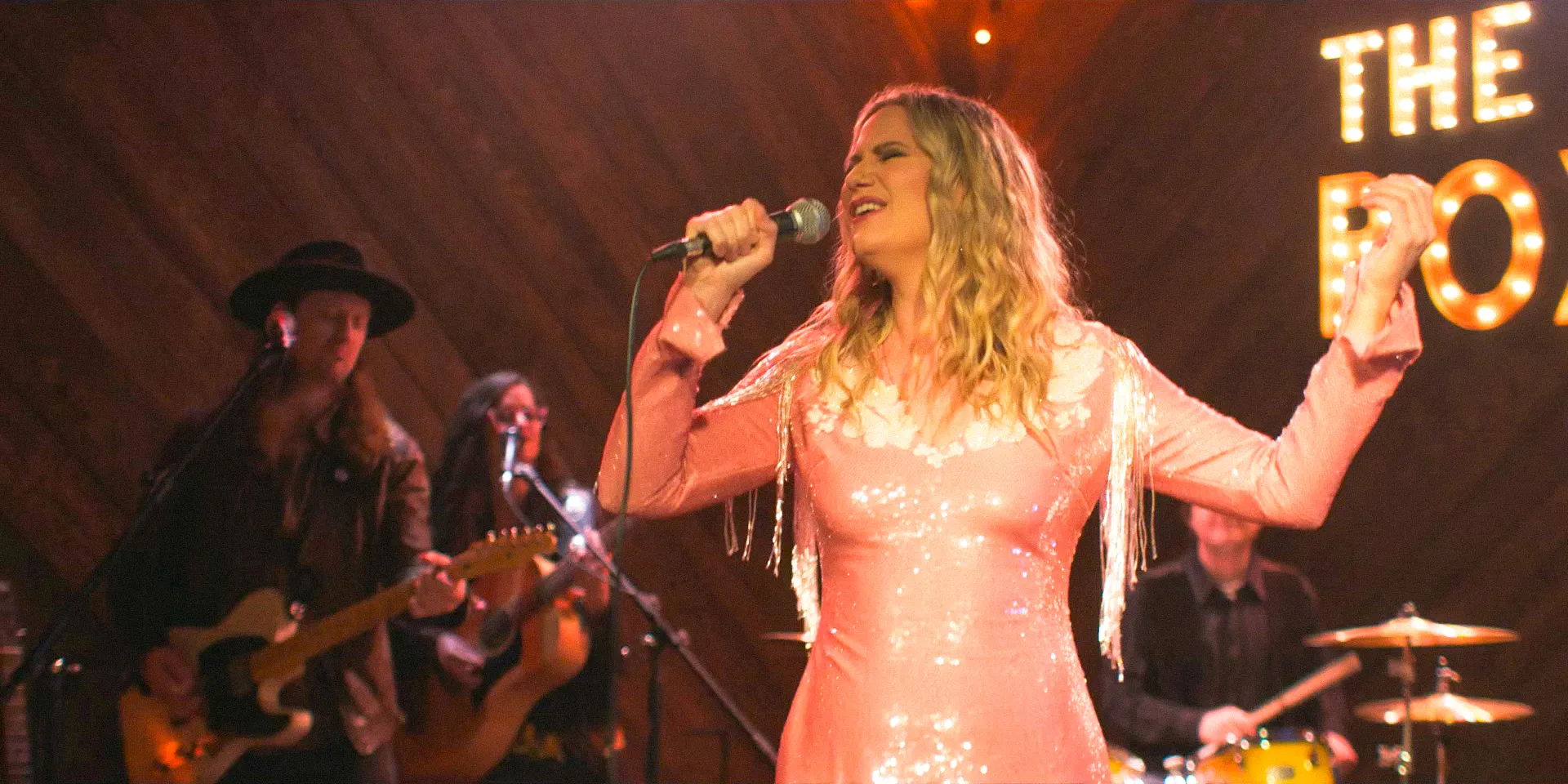 Jennifer Nettles' Maryanne performing on stage in The Bondsman