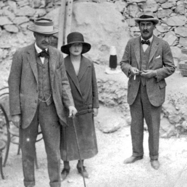 Lord Carnarvon (left), his wife, and Howard Carter