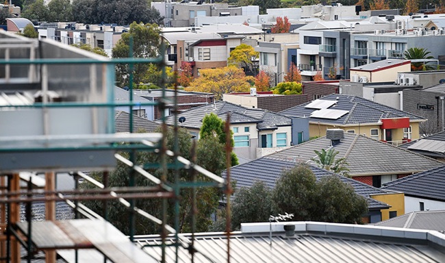 The median price of properties in Melbourne has risen to a record high of A$1,022,927 over the past year.