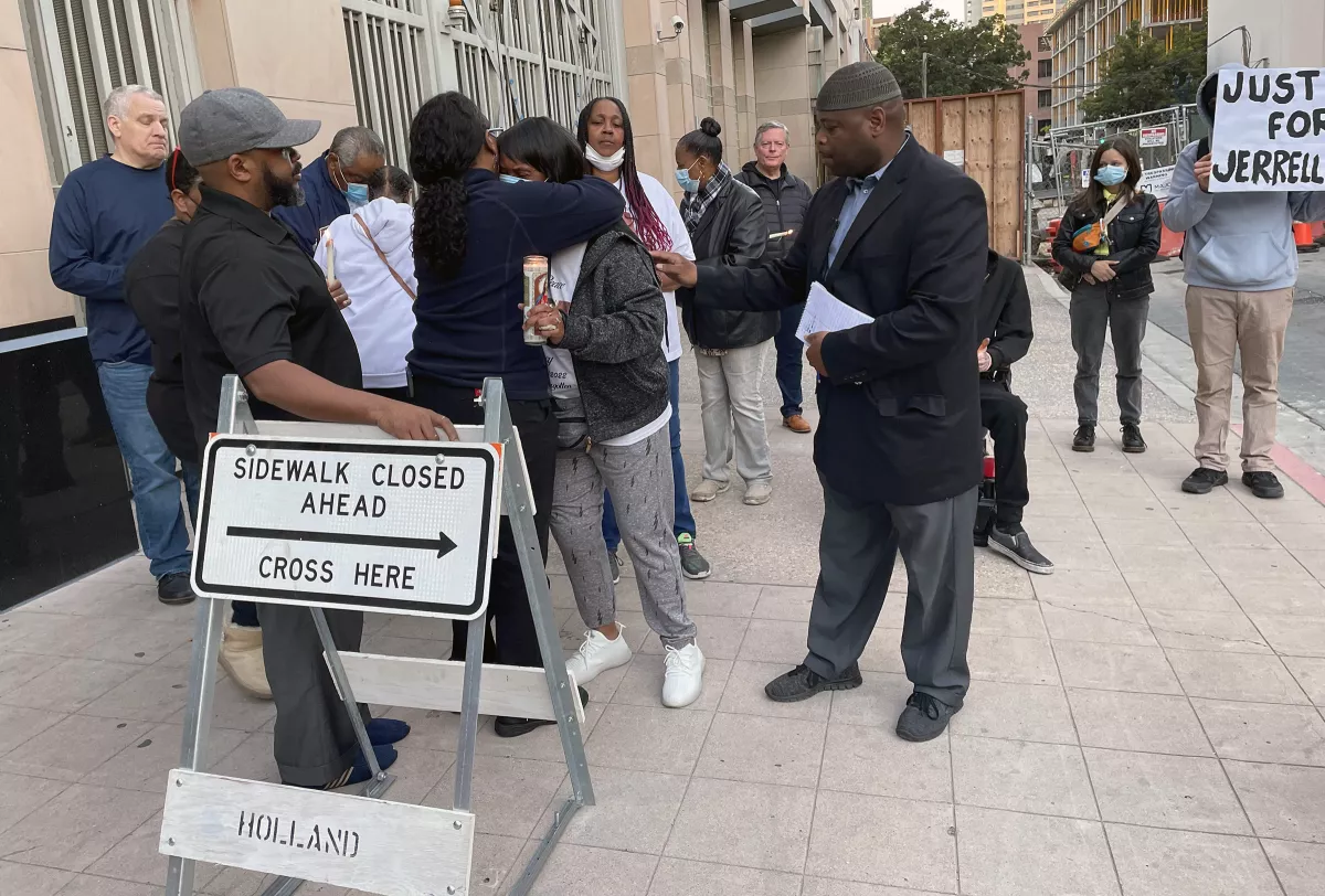 Yusef Miller reaches out to comfort Vickie Lewis in April, days after her son, Jerrell Lacy, died in a San Diego jail.
(Kelly Davis)