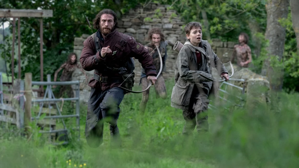 Aaron Taylor-Johnson and Alfie Williams run from the infected in "28 Years Later."