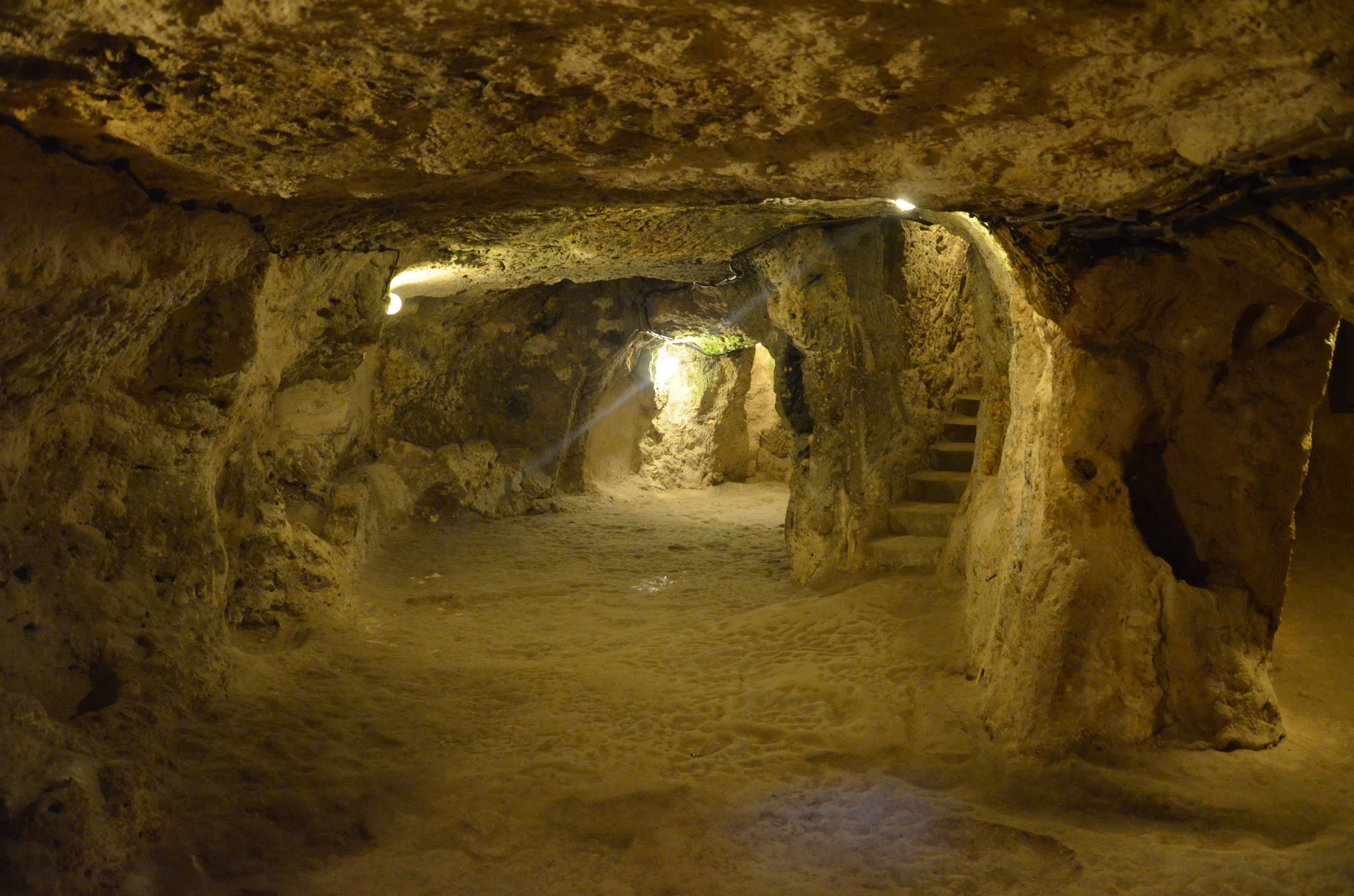 DERINKUYU. CC3.0. Attribution: Ahmet KAYNARPUNAR https://commons.wikimedia.org/wiki/File:DERINKUYU_UNDERGROUND_CITY_-_panoramio_(2).jpg
