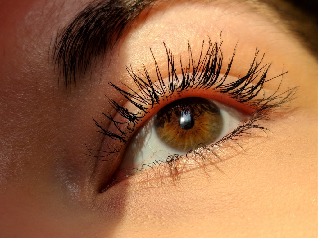 greek beauty trends makeup mascara eye-brows brows brown eyes skincare close up