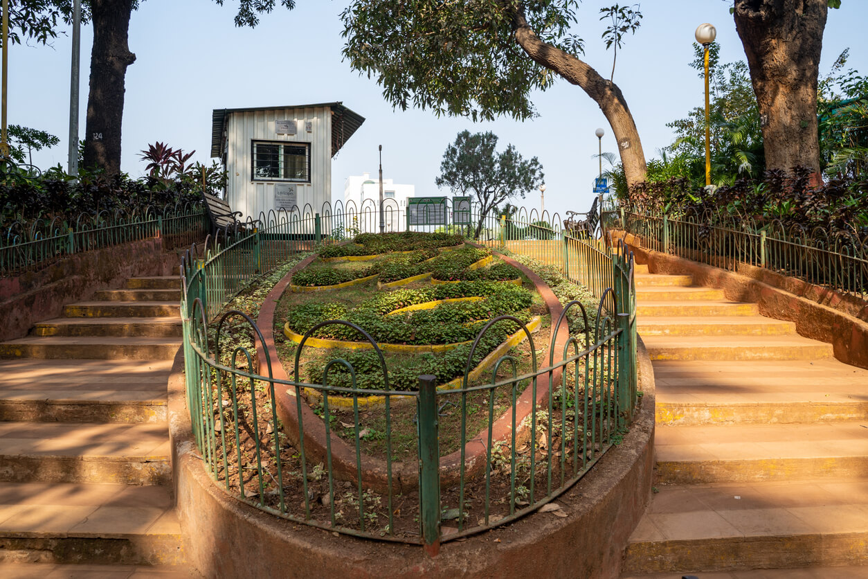 hanging gardens of mumbai entrance to park india tourism greenery historical site sites