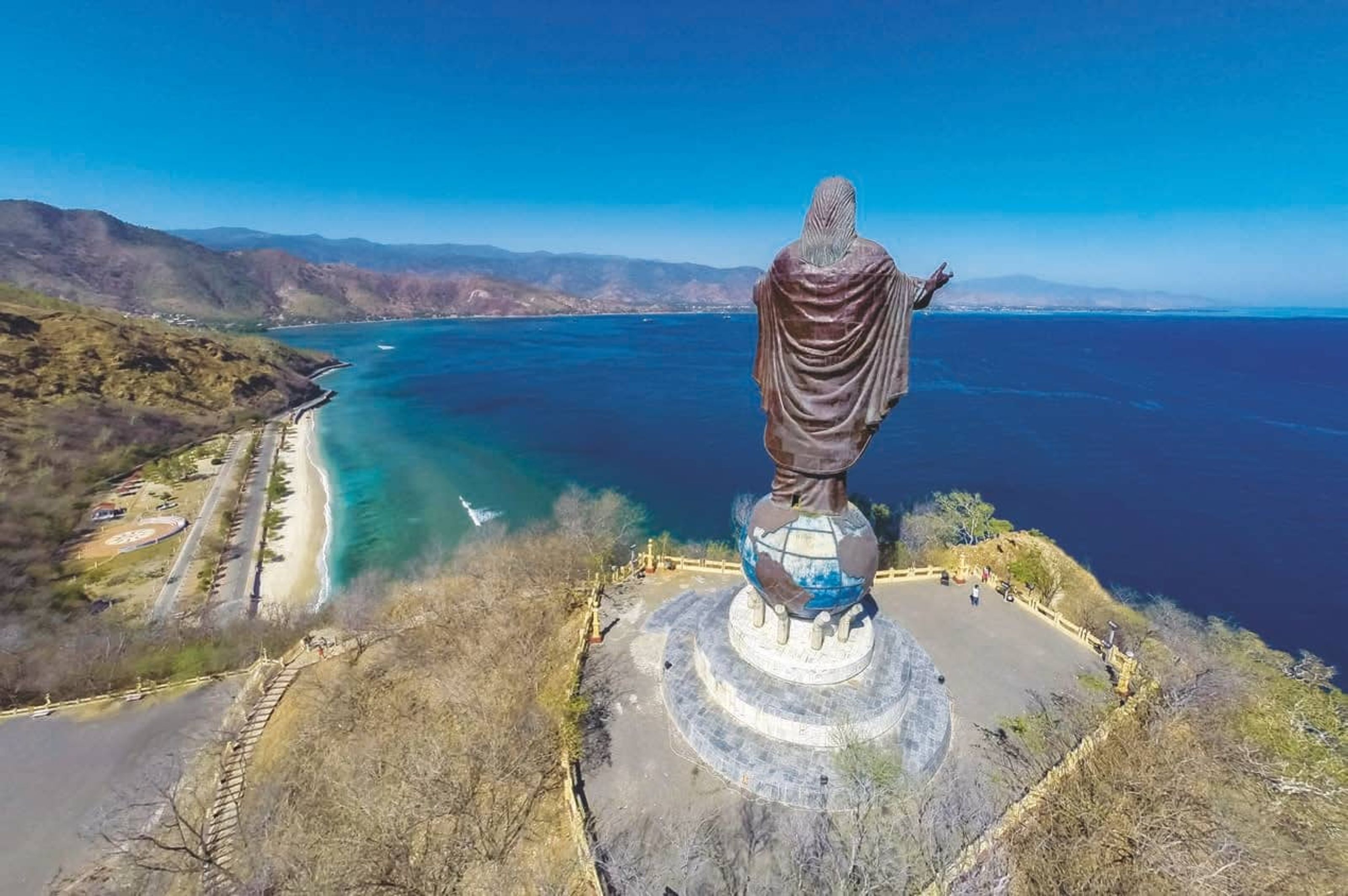 The large statue of Christ at Fatucama, Dili, after completion