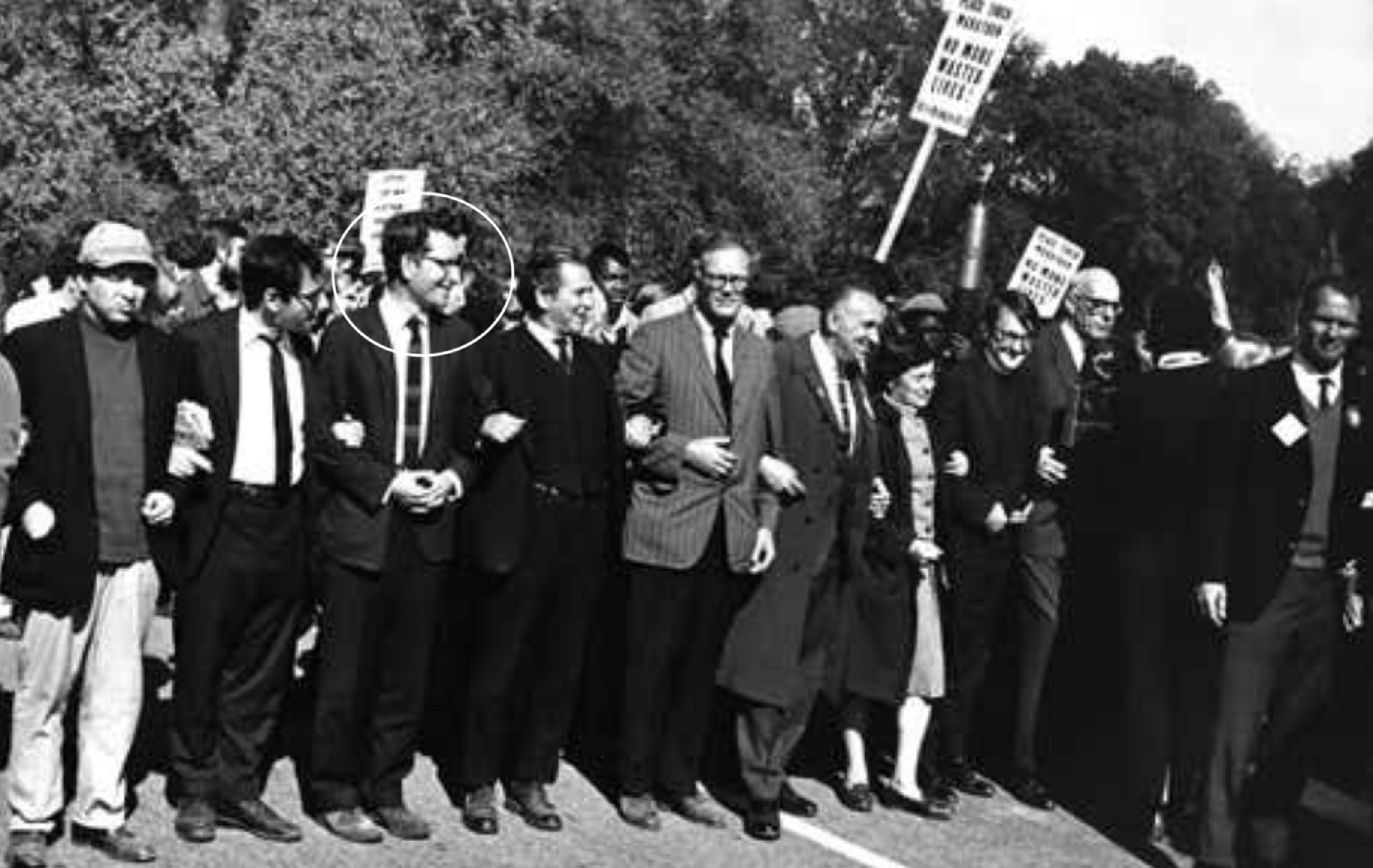 Chomsky marching on the Pentagon in Washington DC in 1967; with him are (to his right) political activist Marcus Raskin and writer Norman Mailer and (to his left) poet Robert Lowell, labour ctivist Sidney Lens, peace protestor Dagmar Wilson, an unidentified woman and paediatrician Benjamin Spock