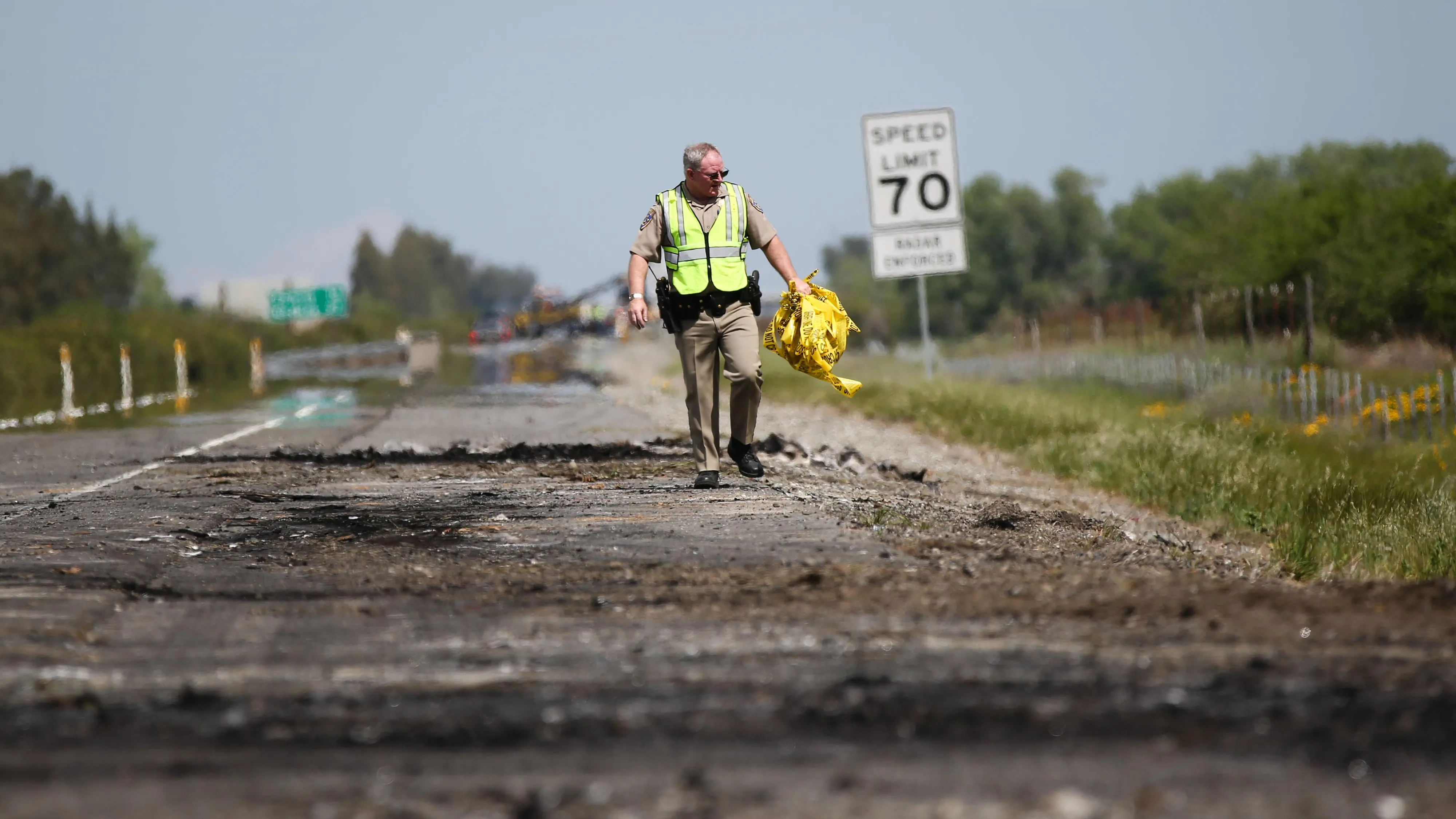 Verkehrstote in den USA: Ein Verkehrspolizist entfernt nach einem Unfall in Orland in Kalifornien Absperrband.