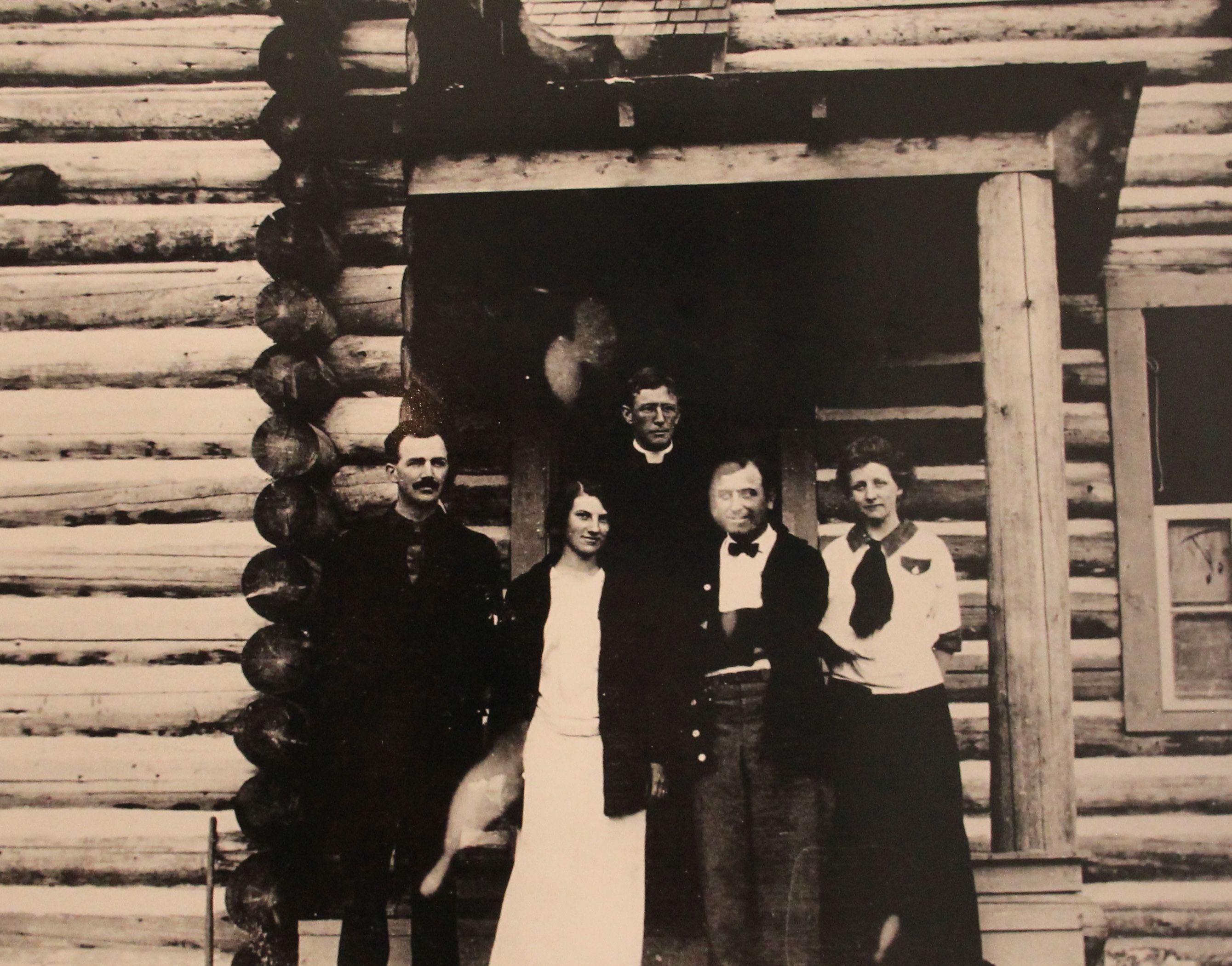 Dr. Charles Huff and Edna Huff in 1914 with a newlywed couple, Reverend Seth Hawley who Charles met at the sanatorium standing behind them.