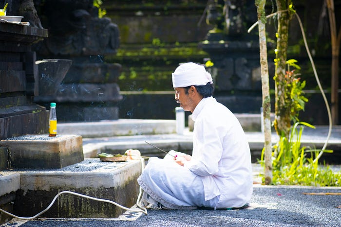 Image of a Balinese man praying at his temple.
