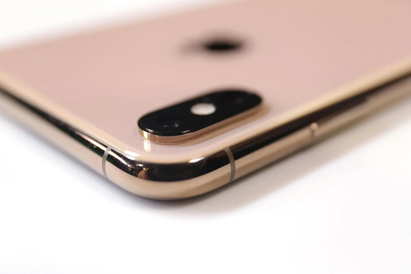 New to the iPhone XS line this year is this gold color. The edges have a bit of bronze about them, darker than the bright gold of the expensive Apple Watch Edition.