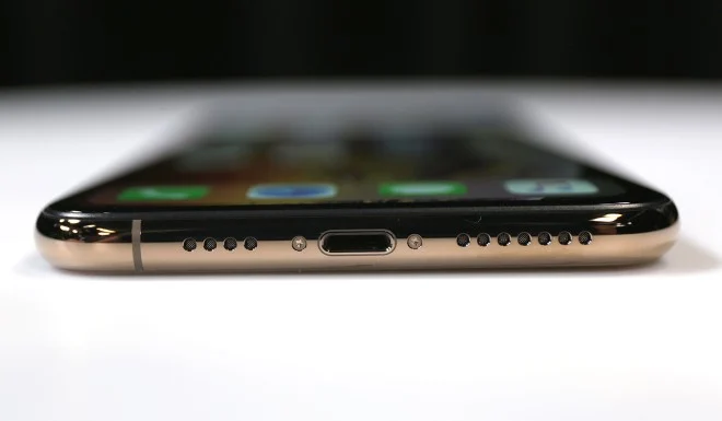 I'm not gonna lie, the lack of symmetry here (thanks to the extra antenna band added for the XS line) really bothers me.