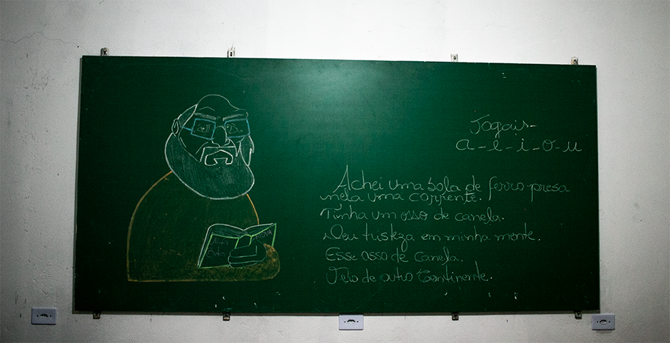 Na sala da professora Rita, uma grande caricatura de Freire toma metade da lousa. Foto: Rosana Pinheiro